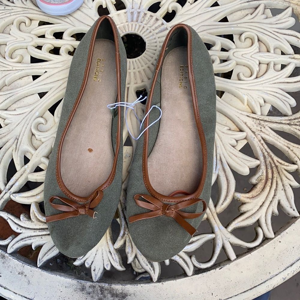 Basic Editions green flats sz. 10 NWT